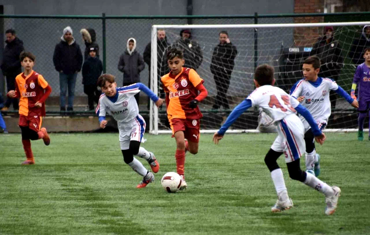 Geleceğin yıldız futbolcu adayları Balıkesir’de sahne aldı
