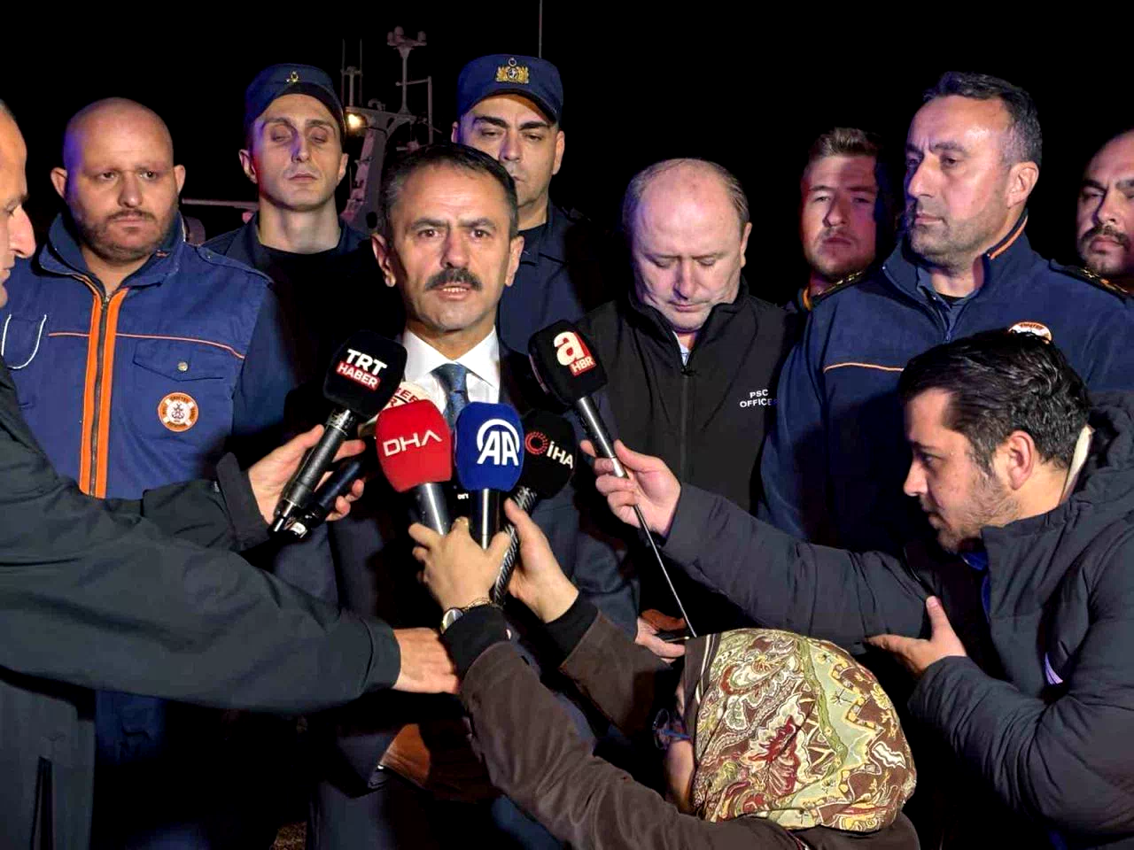 Gemiden tahliye edilen 25 personel tedbiren hastaneye götürüldü