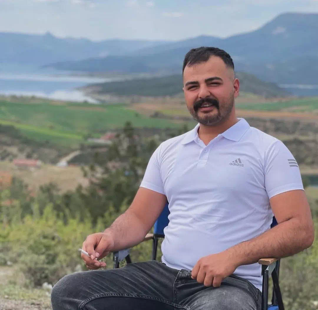 GENÇ ADAM SAMAN DEPOSUNDA ÖLÜ BULUNDU.