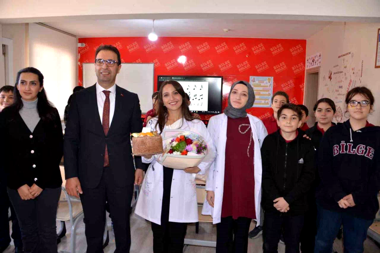 Genç öğretmene anlamlı tören: Müzik Öğretmeni Hacer İçoğlu ilk cübbesini giydi