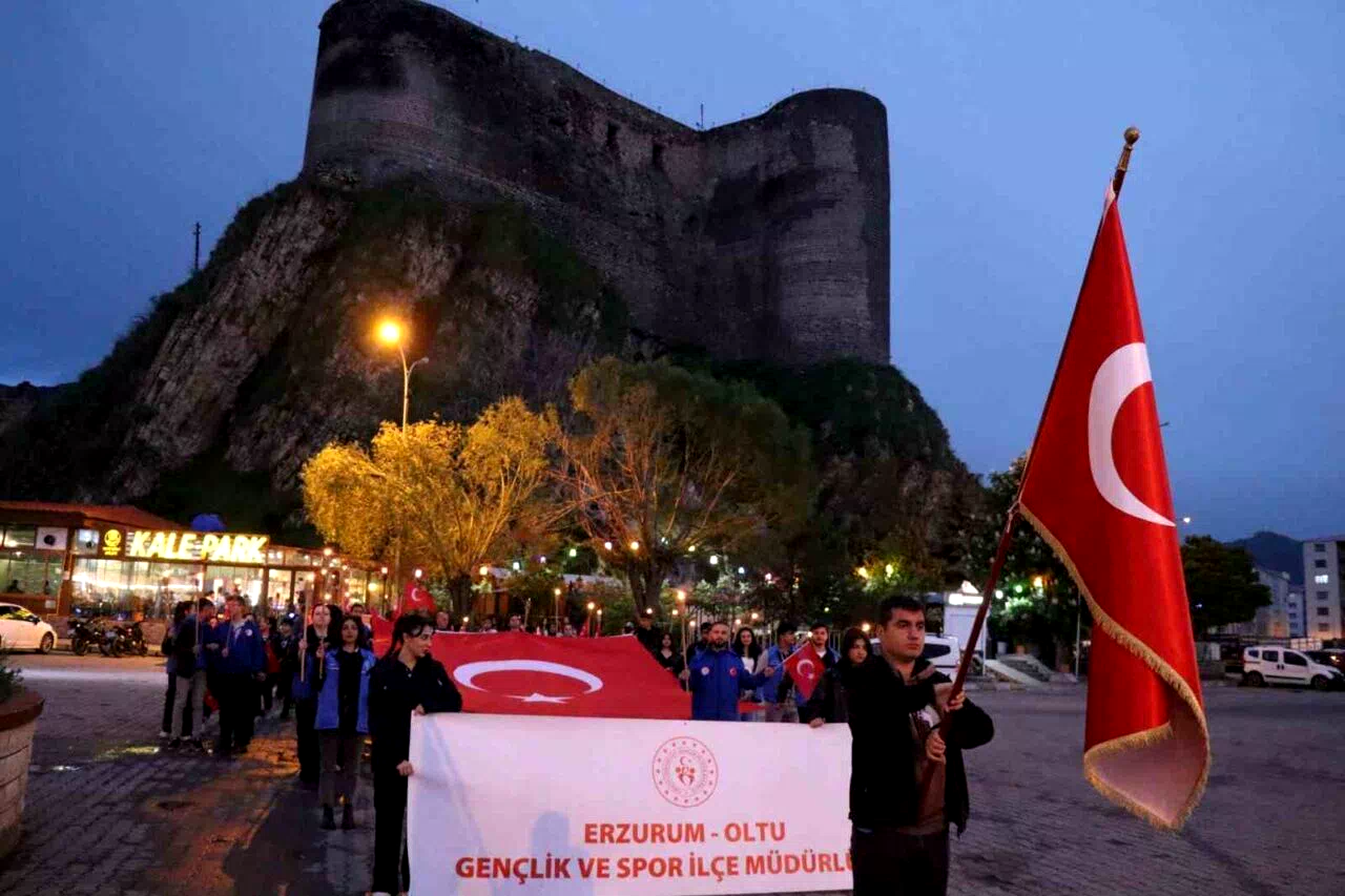 Gençler meşalelerle yürüdü