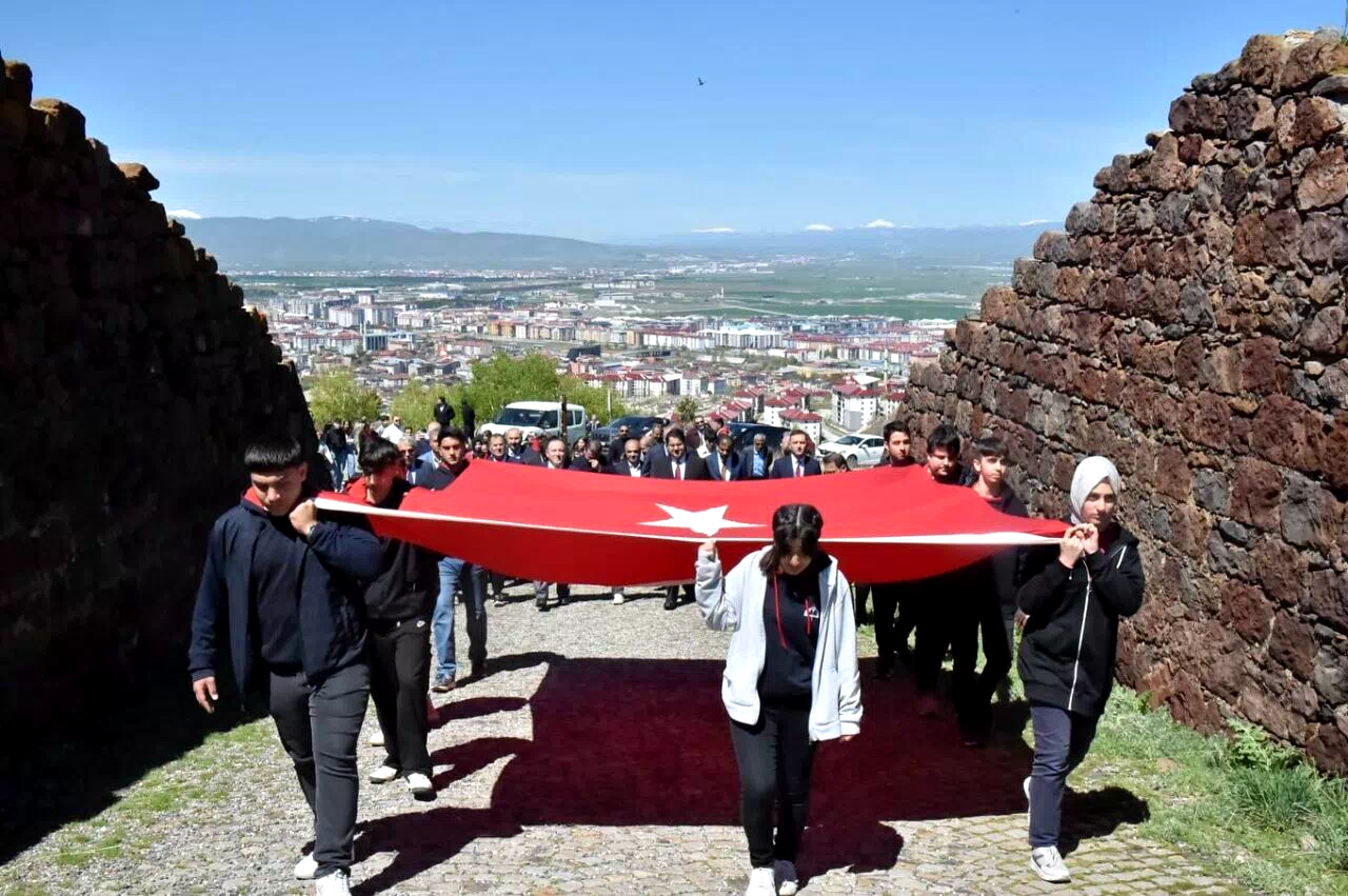 Gençlerden ecdada vefa