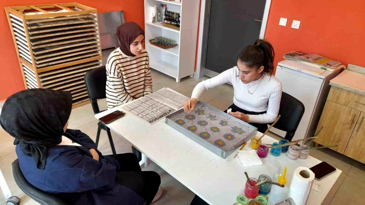 Gençlere “Ebru ve El Sanatları Kursu” düzenlendi
