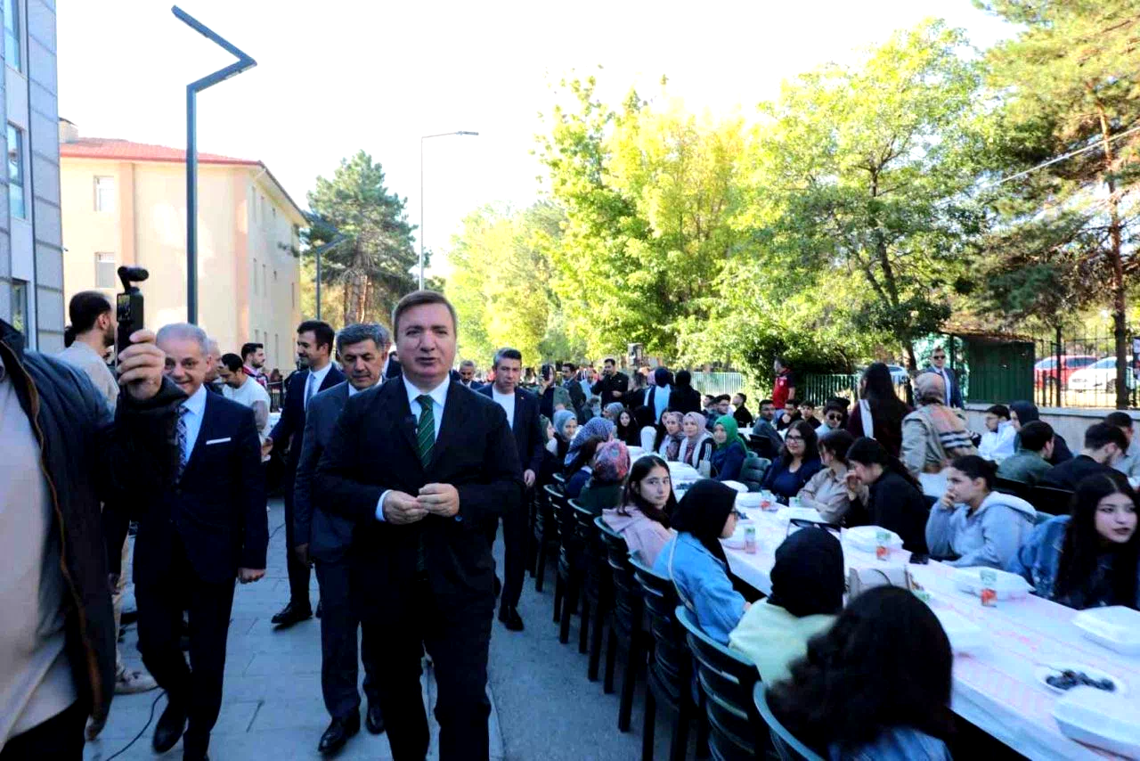 “Gençlik Programı” kapsamında EBYÜ öğrencilerine 847 kişilik kontenjan tahsis edildi