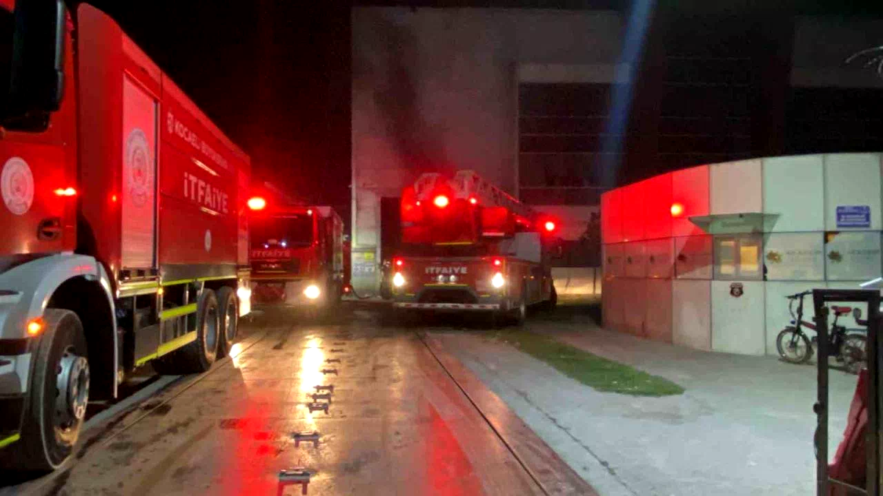 Geri dönüşüm fabrikasında yangın: Bir kişi dumandan etkilendi