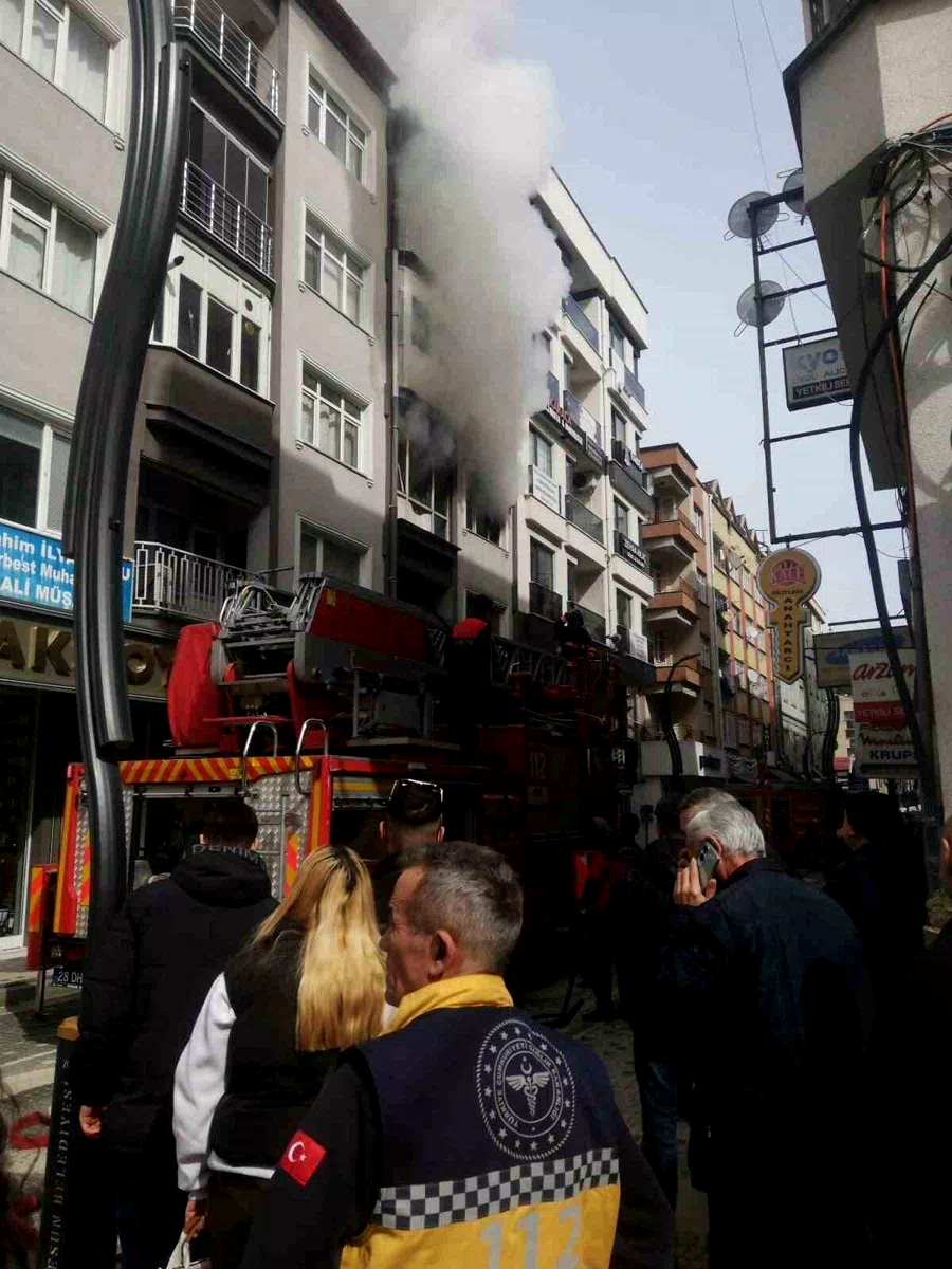 Giresun’da 4 katlı apartmanın ikinci katında çıkan yangın paniğe neden oldu