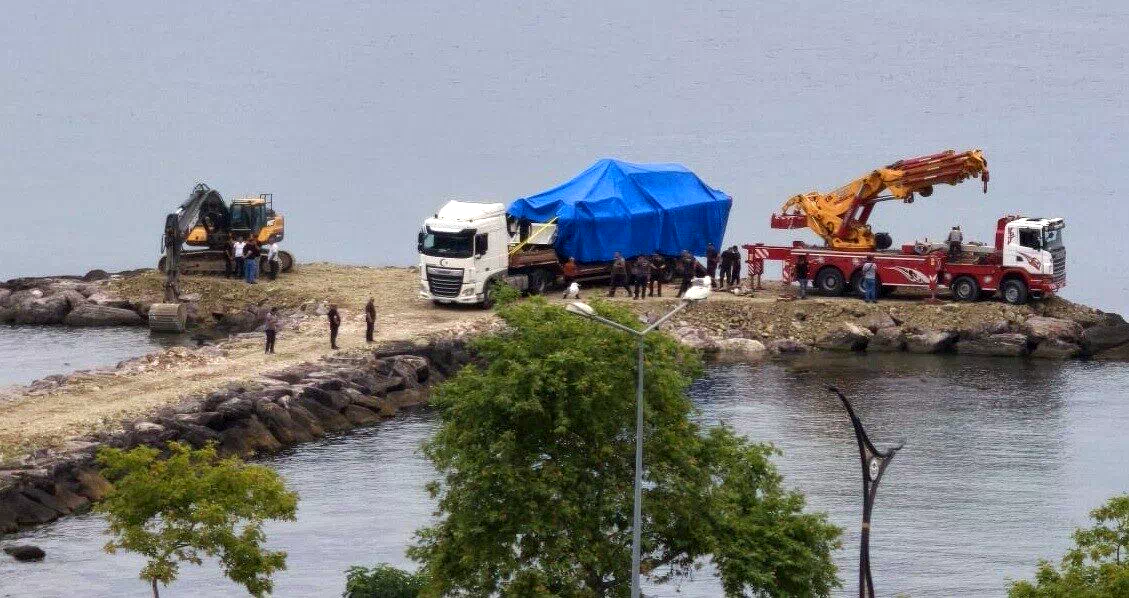 Giresun’da kayalıklara çıkan Sahil Güvenlik botu olay yerinden kaldırıldı