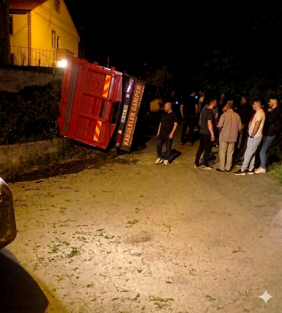 Giresun’da yaş çay yüklü kamyon devrildi