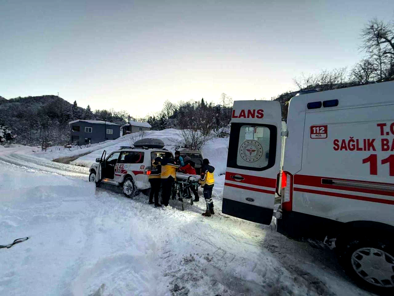 Giresun UMKE, kar nedeniyle ulaşılamayan köyde hastaya umut oldu