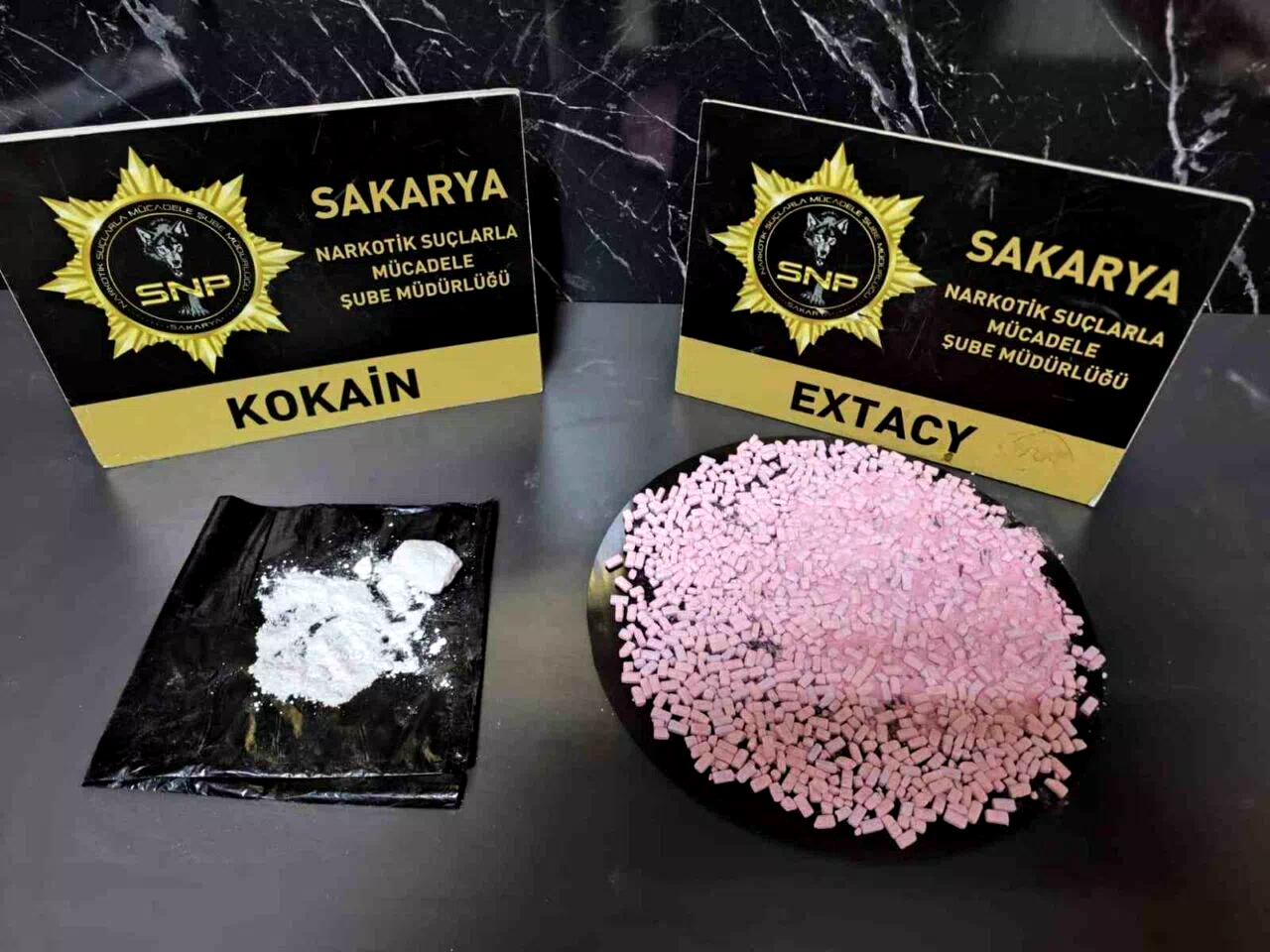 Gişelerde uyuşturucuyla yakalan 2 şüpheliye gözaltı
