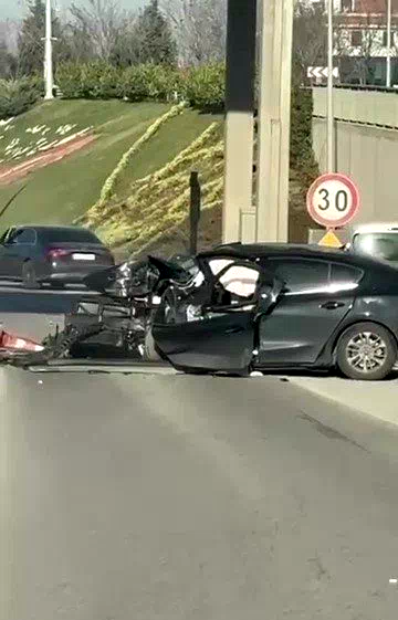 Gişelere çarpan otomobil kullanılamaz hale geldi, 2 kişi ağır yaralandı