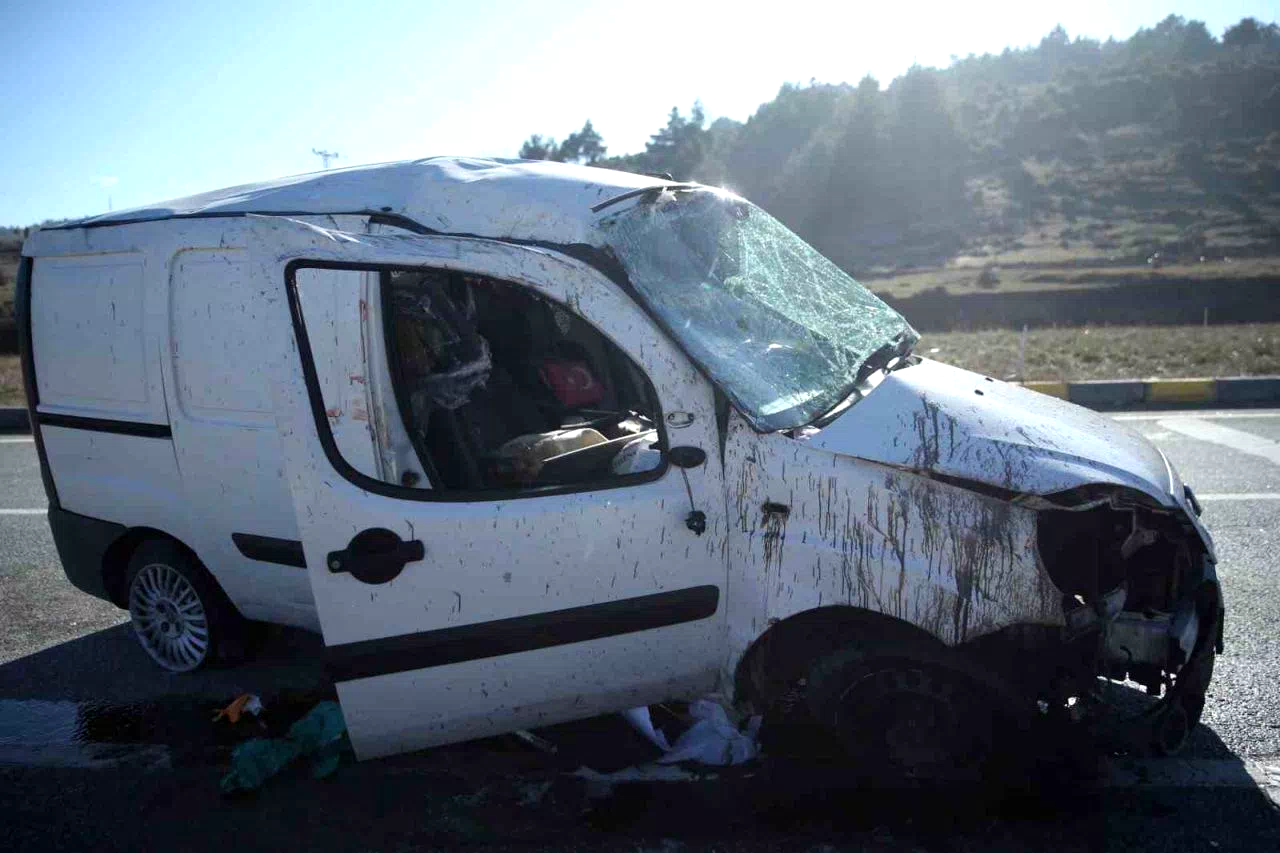 Gizli buzlanma trafik kazalarına sebep oldu: 3 yaralı