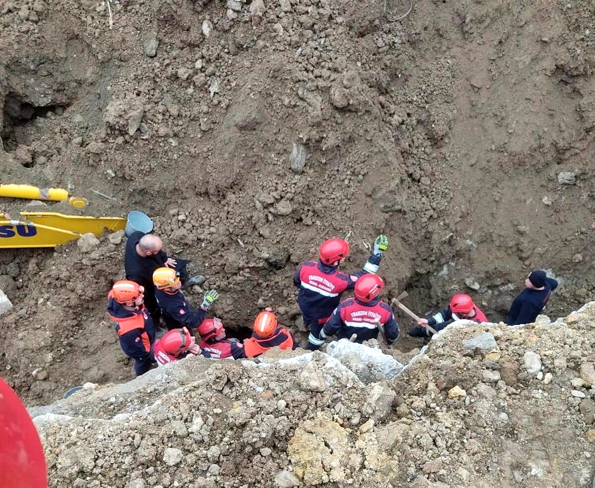 Göçükte toprak altında kalan iş makinesi operatörü kurtarıldı