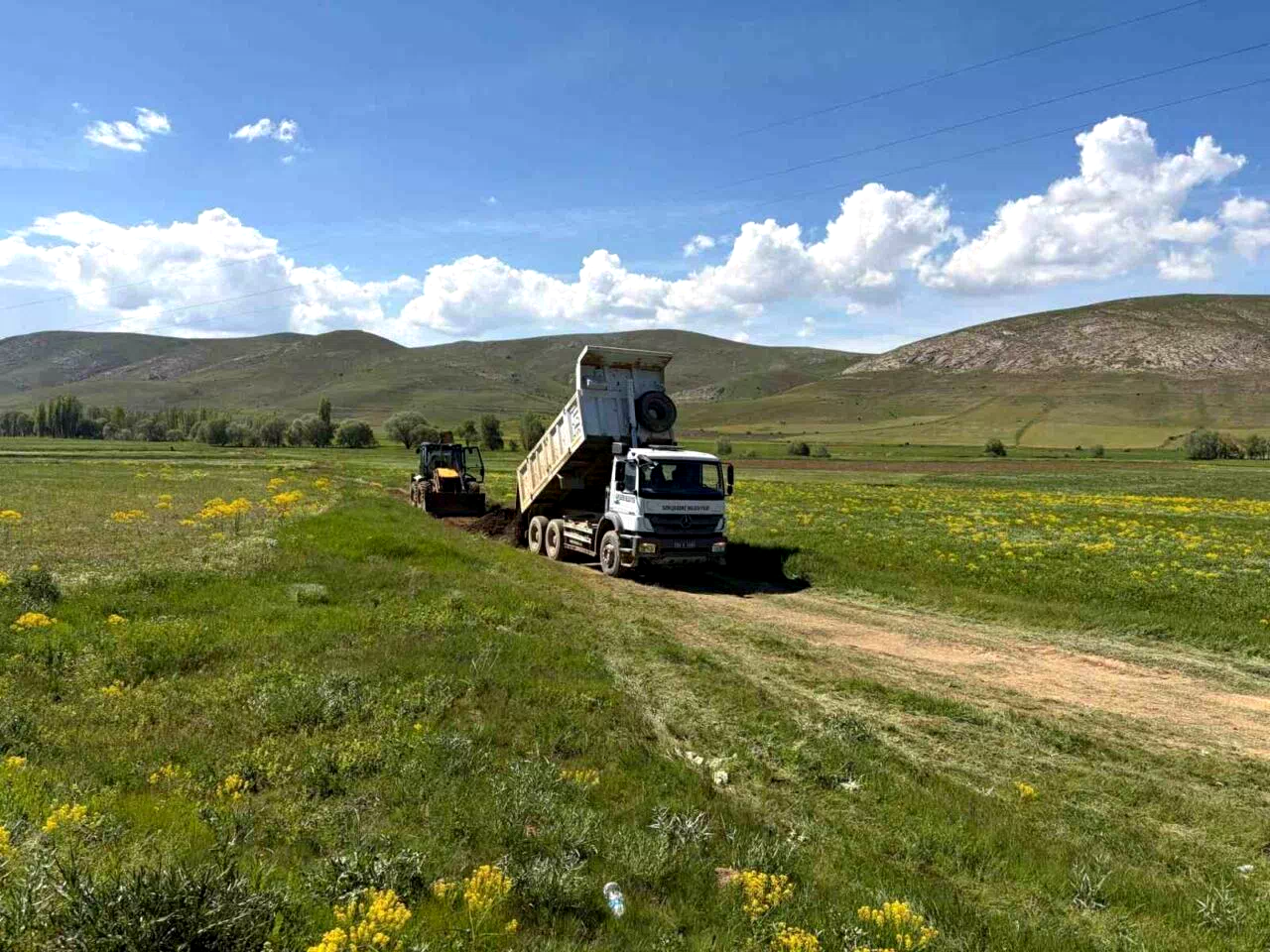 Gökçedere’nin arazi yollarında çalışmalar devam ediyor
