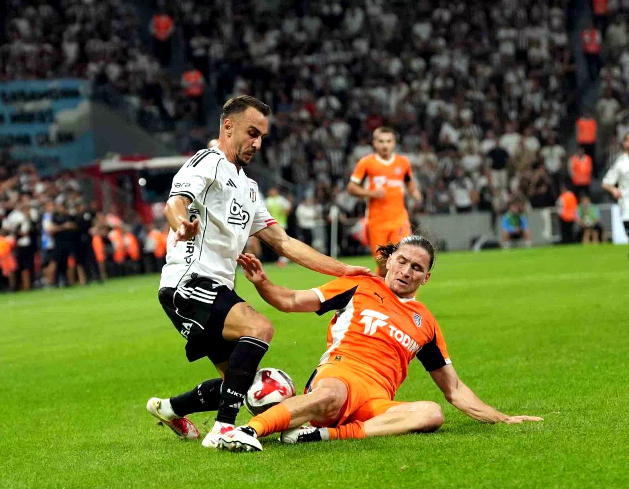 Gökhan Sazdağı ilk kez forma giydi