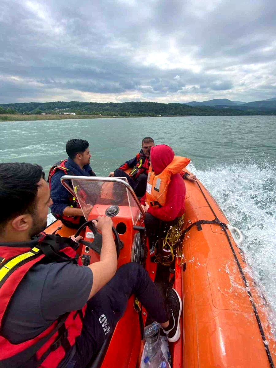 Göle botla açılan ve mahsur kalan 2 kişi AFAD ekiplerince kurtarıldı