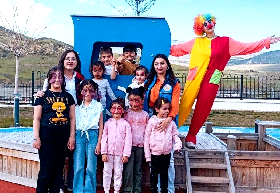 Gönüllü gençler çocukları renklendirdiler