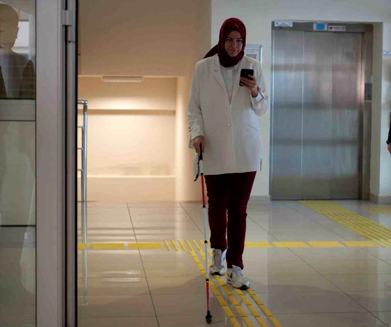 Görme engelli öğrenci, yapay zeka asistanı sayesinde 4 yılda ilk kez tek başına kantine gidebildi