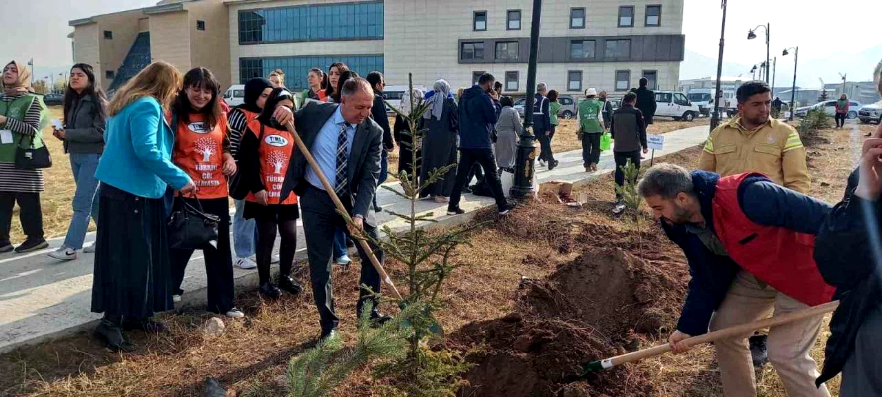 GSİM spor kampüslerine meyve ağacı dikti