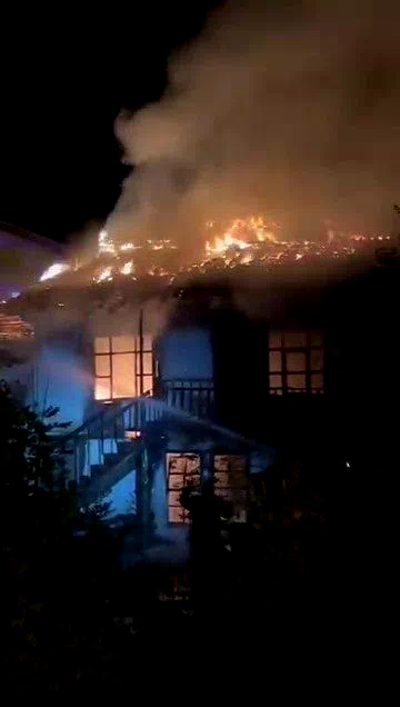 Gümüşhacıköy’de yangında 2 ev zarar gördü