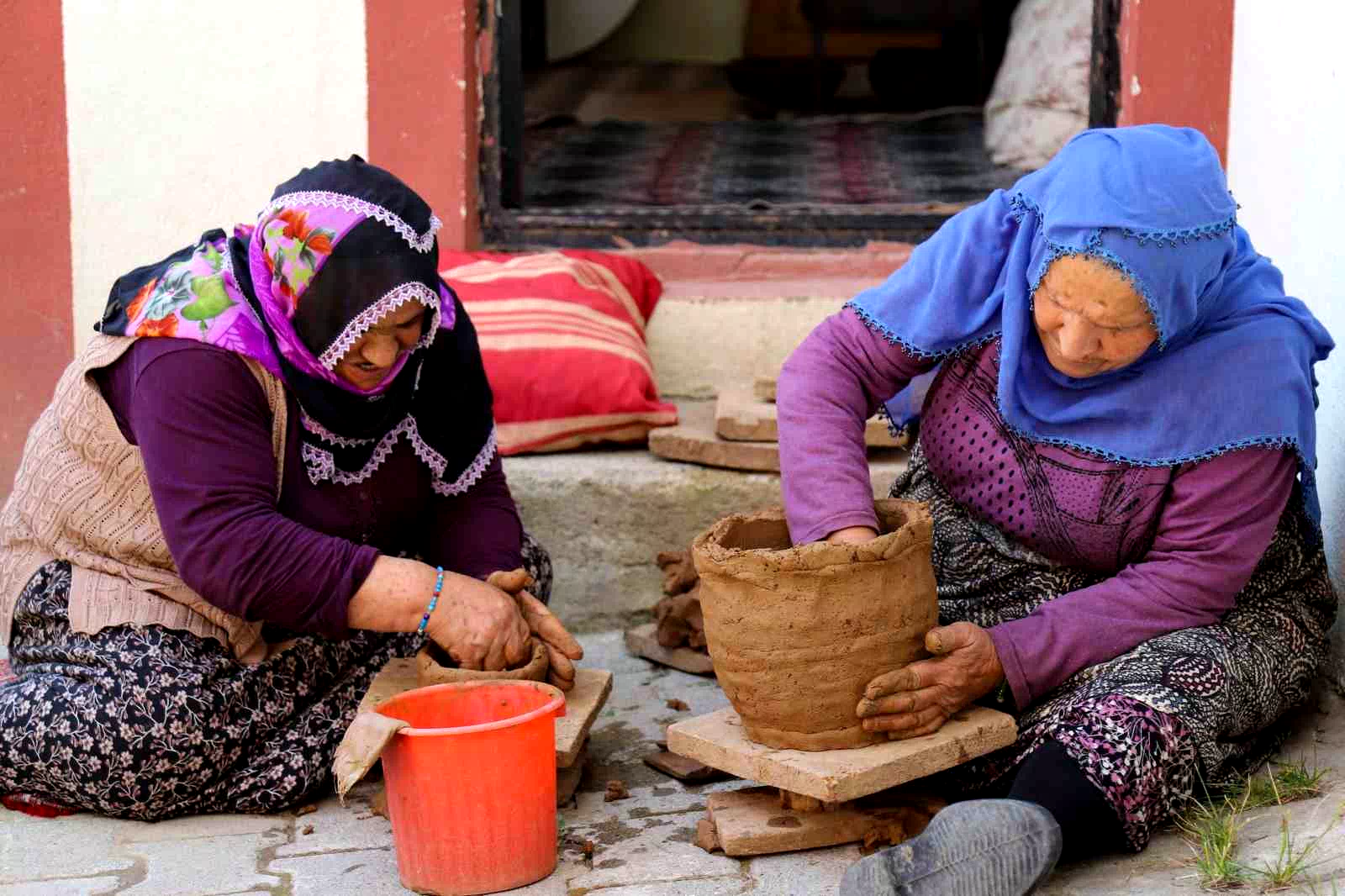 Gümüşhane’de 70 yaşındaki çömlek ustalarının emeği seramik sanatına ilham oldu