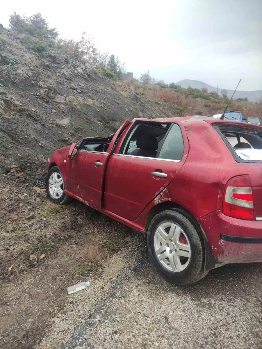 Gümüşhane’de 90 yaşındaki kadın uçuruma yuvarlanan araçta hayatını kaybetti.