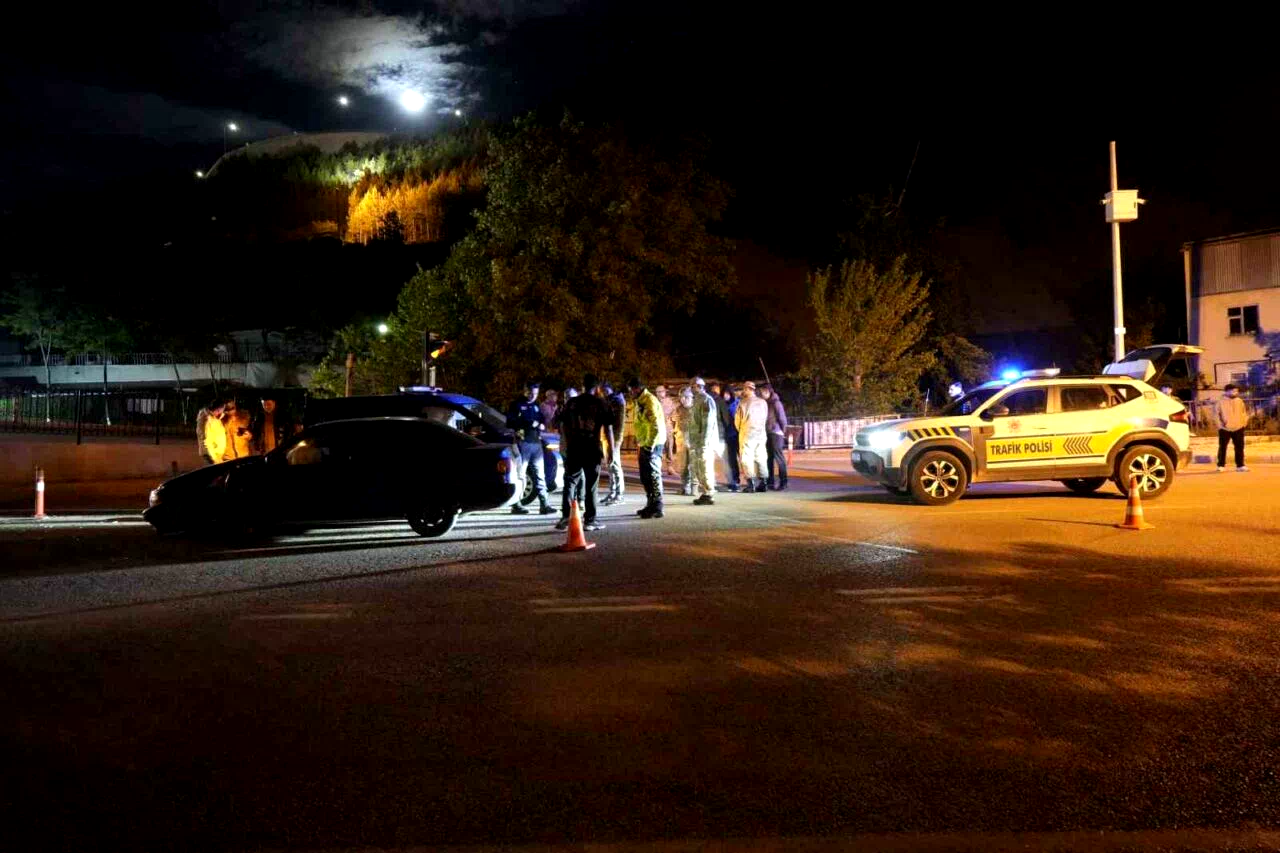 Gümüşhane’de alkollü sürücü jandarma aracına çarptı, ehliyetine el konuldu