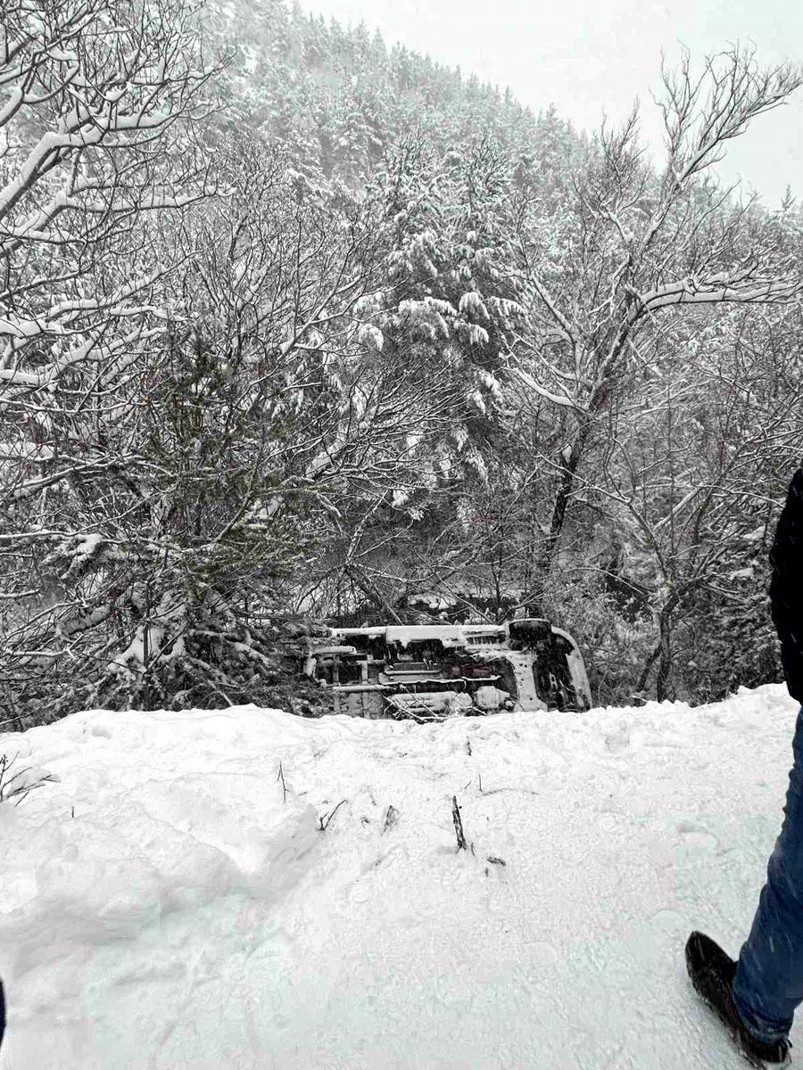 Gümüşhane’de ambulans dere yatağına yuvarlandı