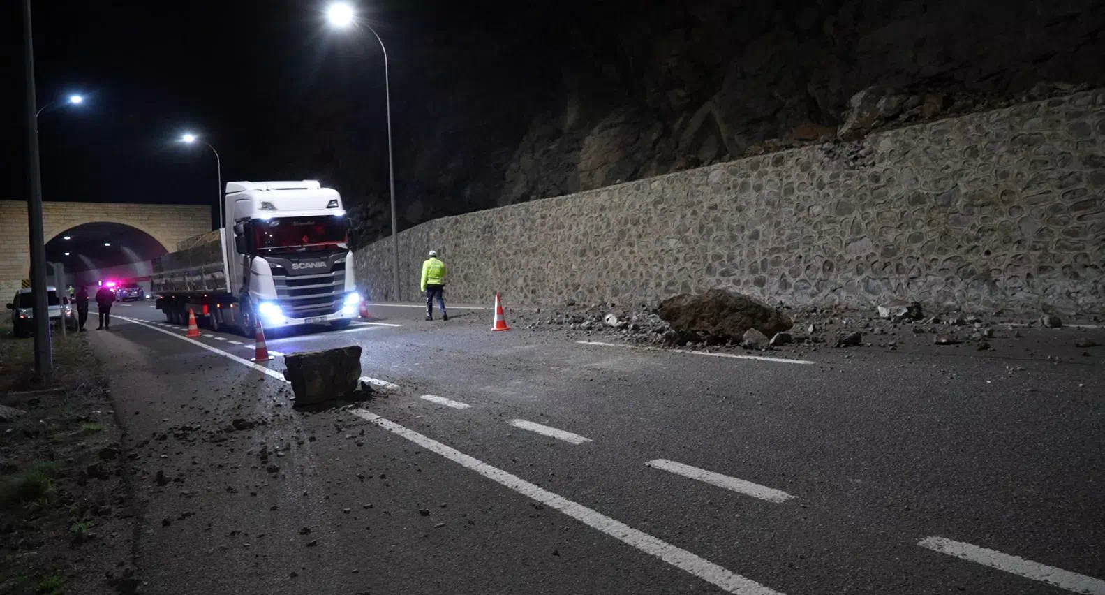 Gümüşhane’de aynı güzergâhta ikinci kez heyelan: Dev kayalar yola savruldu!