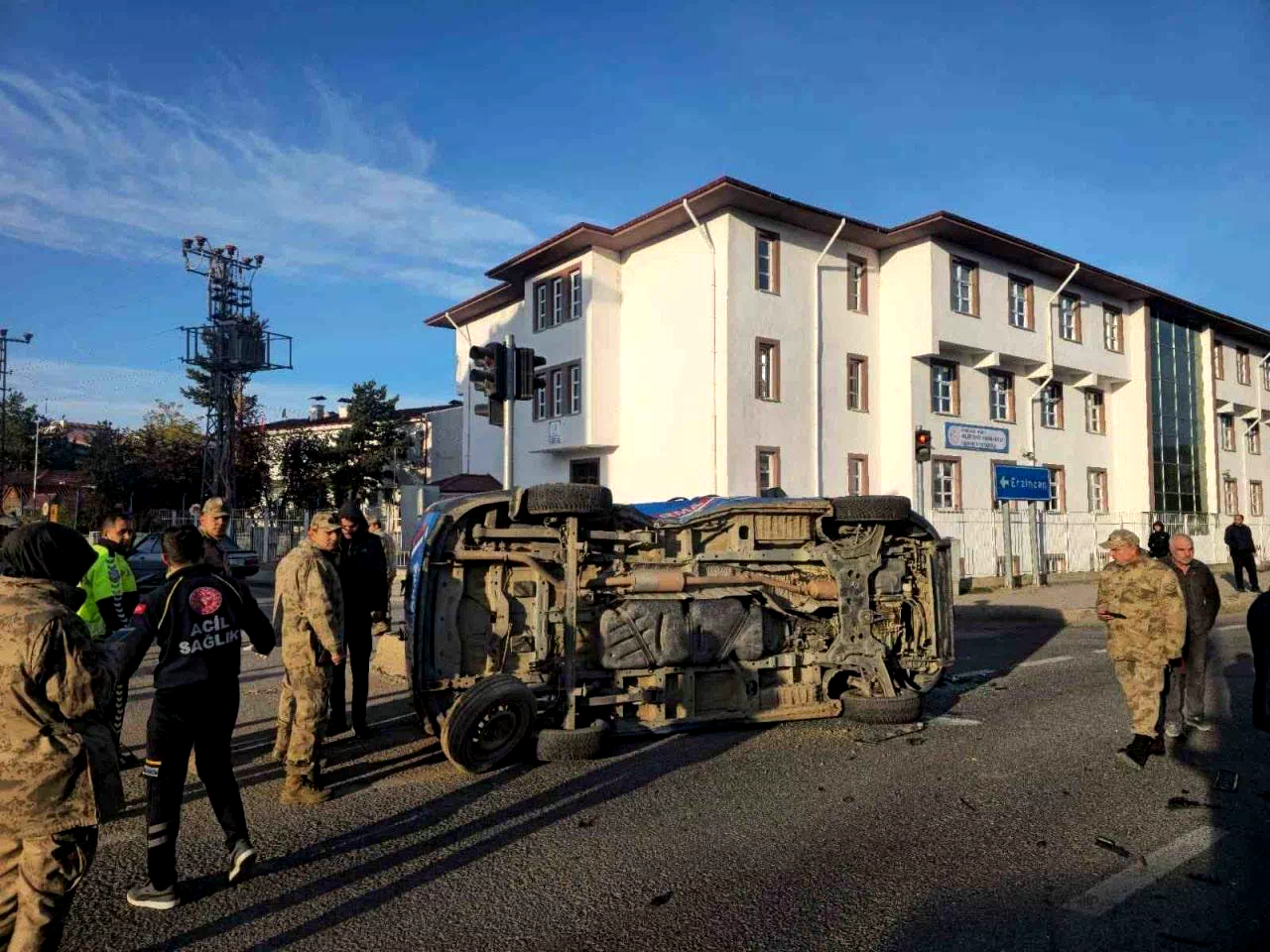 Gümüşhane’de belediye makam aracı ile jandarma minibüsü çarpıştı: 2 asker yaralandı