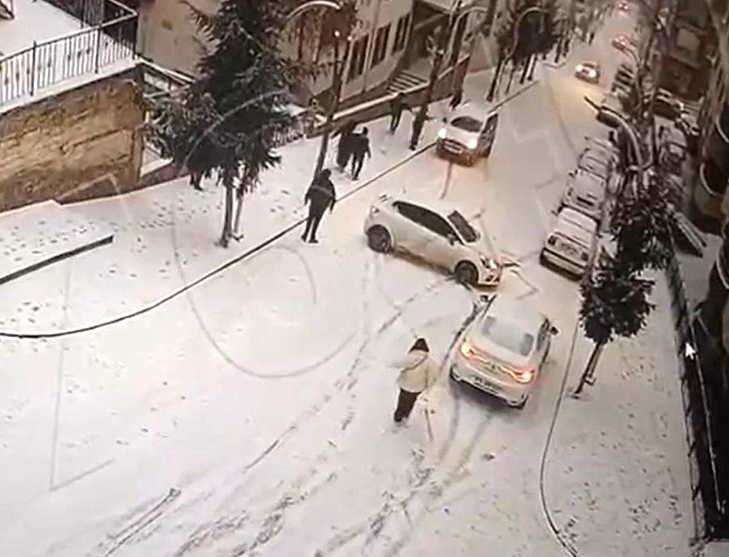 Gümüşhane’de buzlu yolda yokuş aşağı kayan araçlar kamerada