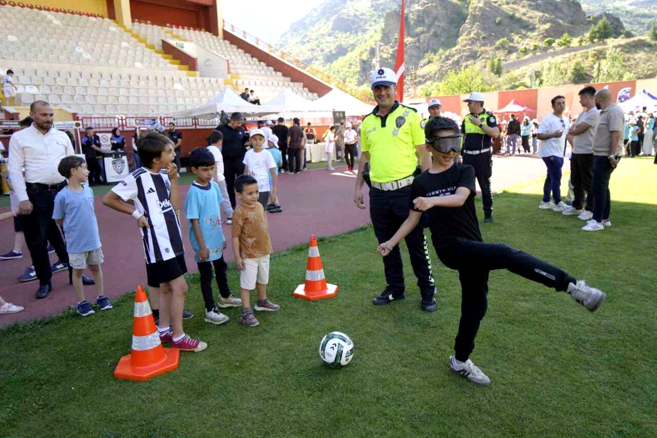 Gümüşhane’de çocuklar spor şenliğinde eğlenceli vakit geçirdi