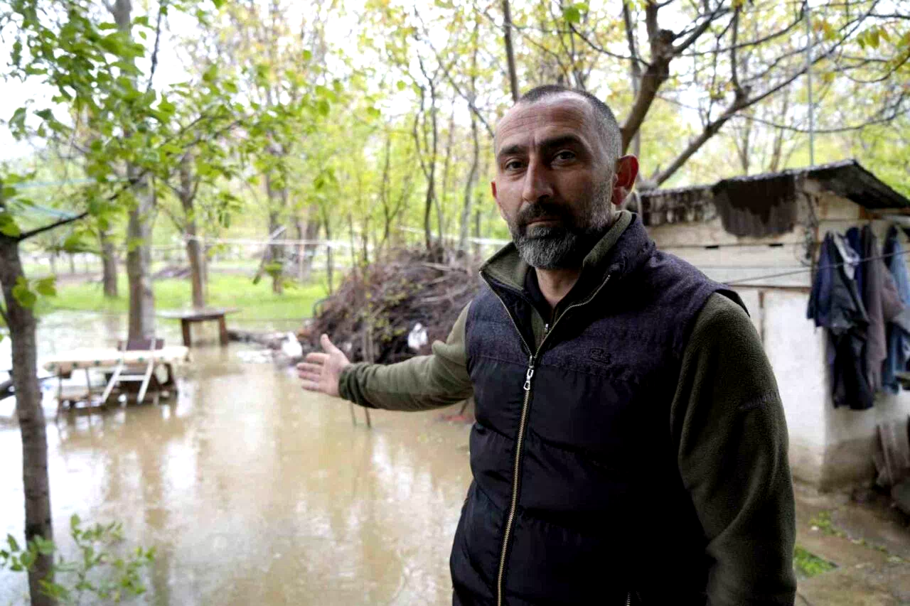 Gümüşhane’de DSİ’nin dere ıslahı çalışması bahçeleri sular altında bıraktı