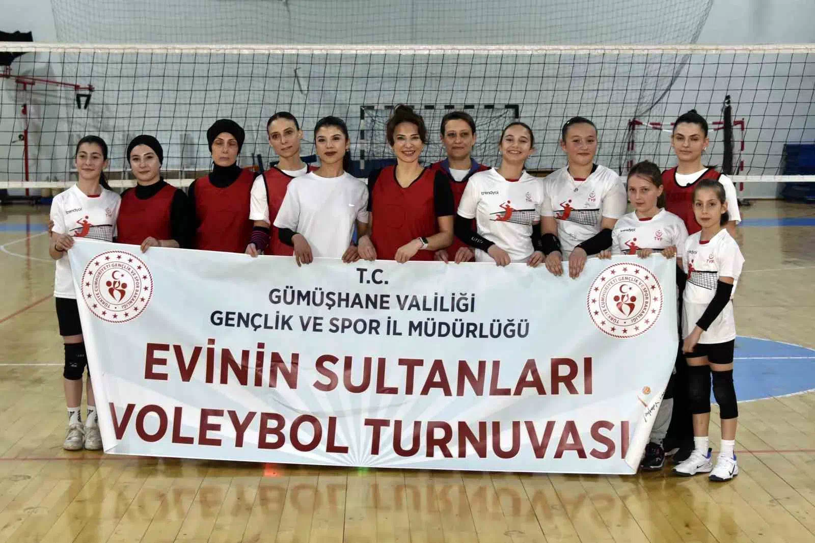Gümüşhane’de Dünya Kadınlar Günü’nde Annelerle Kızları Arasında Voleybol Mücadelesi yaşandı.