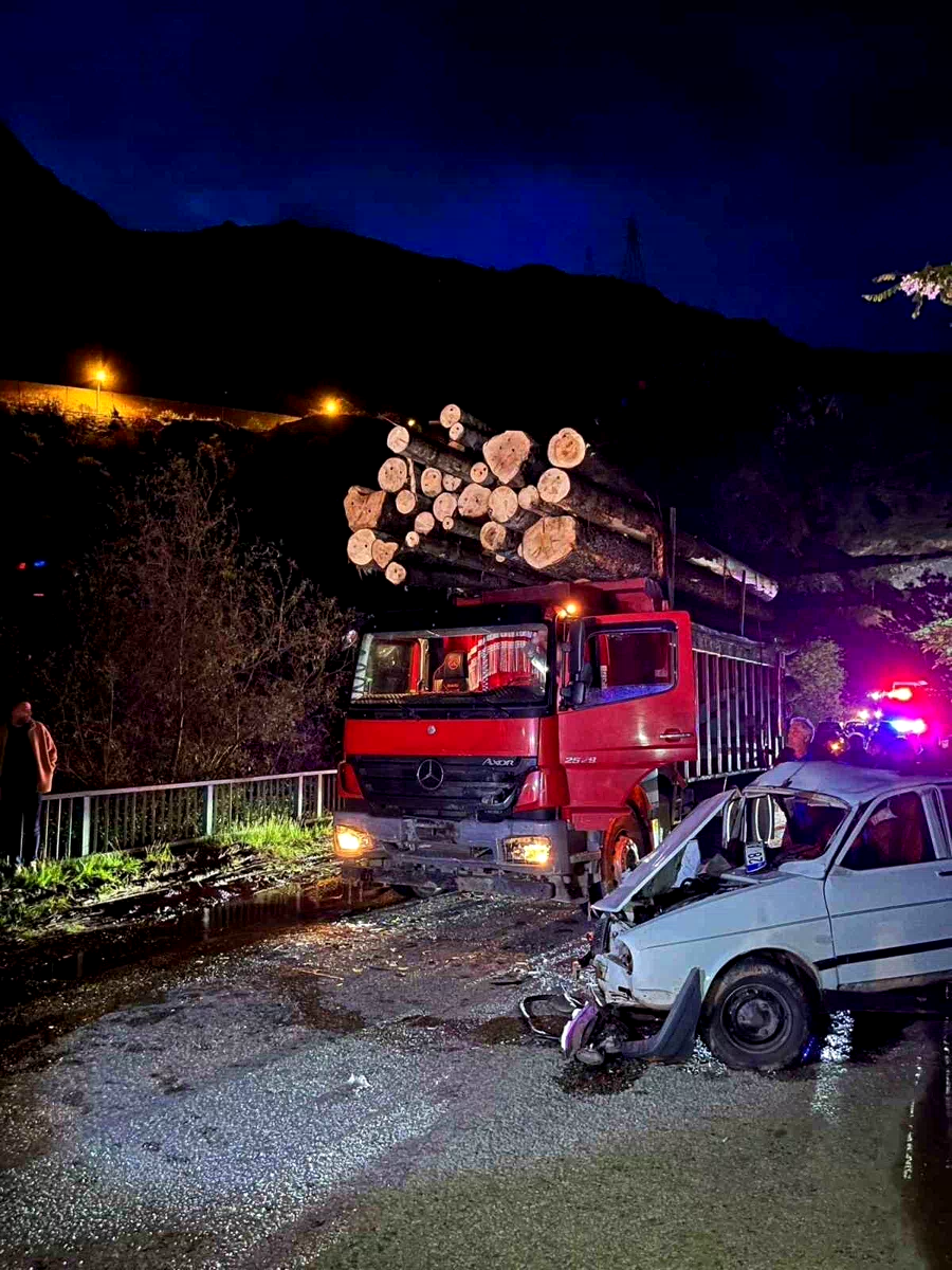 Gümüşhane’de köprü girişinde iki araç kafa kafaya çarpıştı: 2’si ağır 3 yaralı