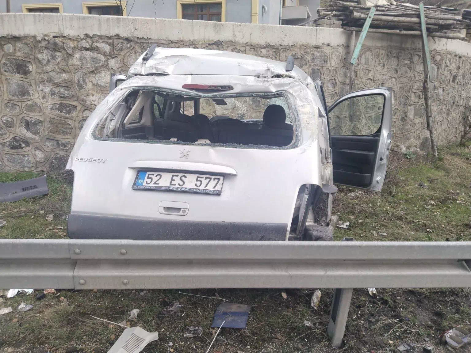 Gümüşhane’de Otomobilin Bariyerlere Çarparak Takla Attığı Kazada 4 Kişi Yaralandı