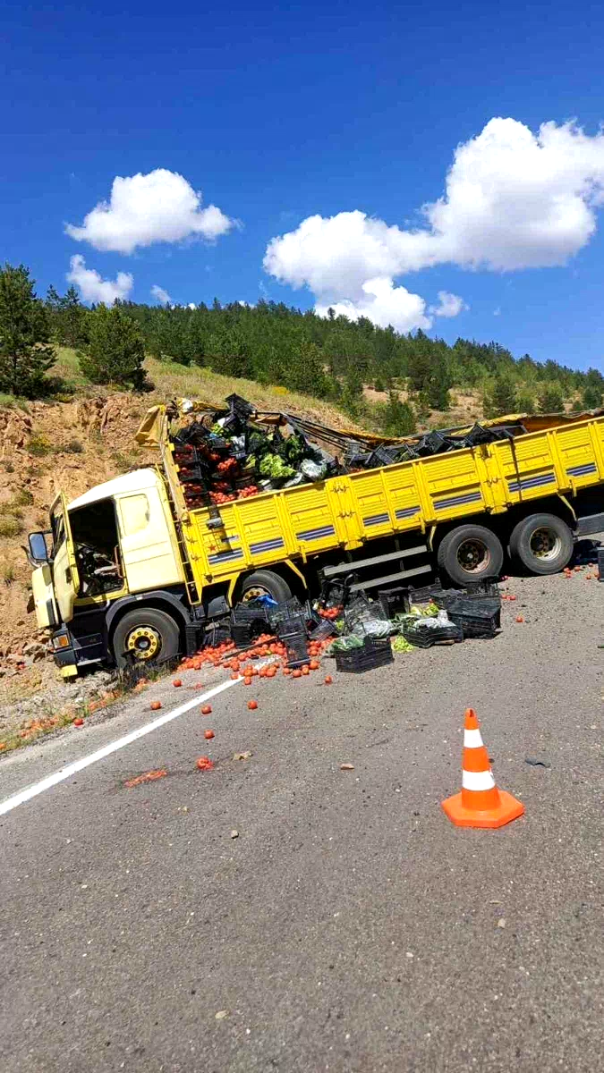 Gümüşhane’de sebze yüklü kamyon otomobile arkadan çarptı: 4 yaralı