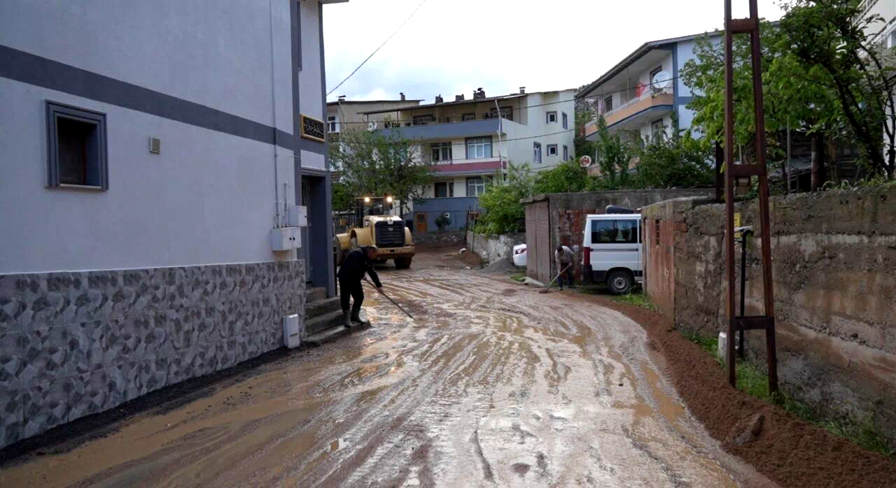 Gümüşhane’de sel nedeniyle bir ev, ahır ve 4 araç zarar gördü