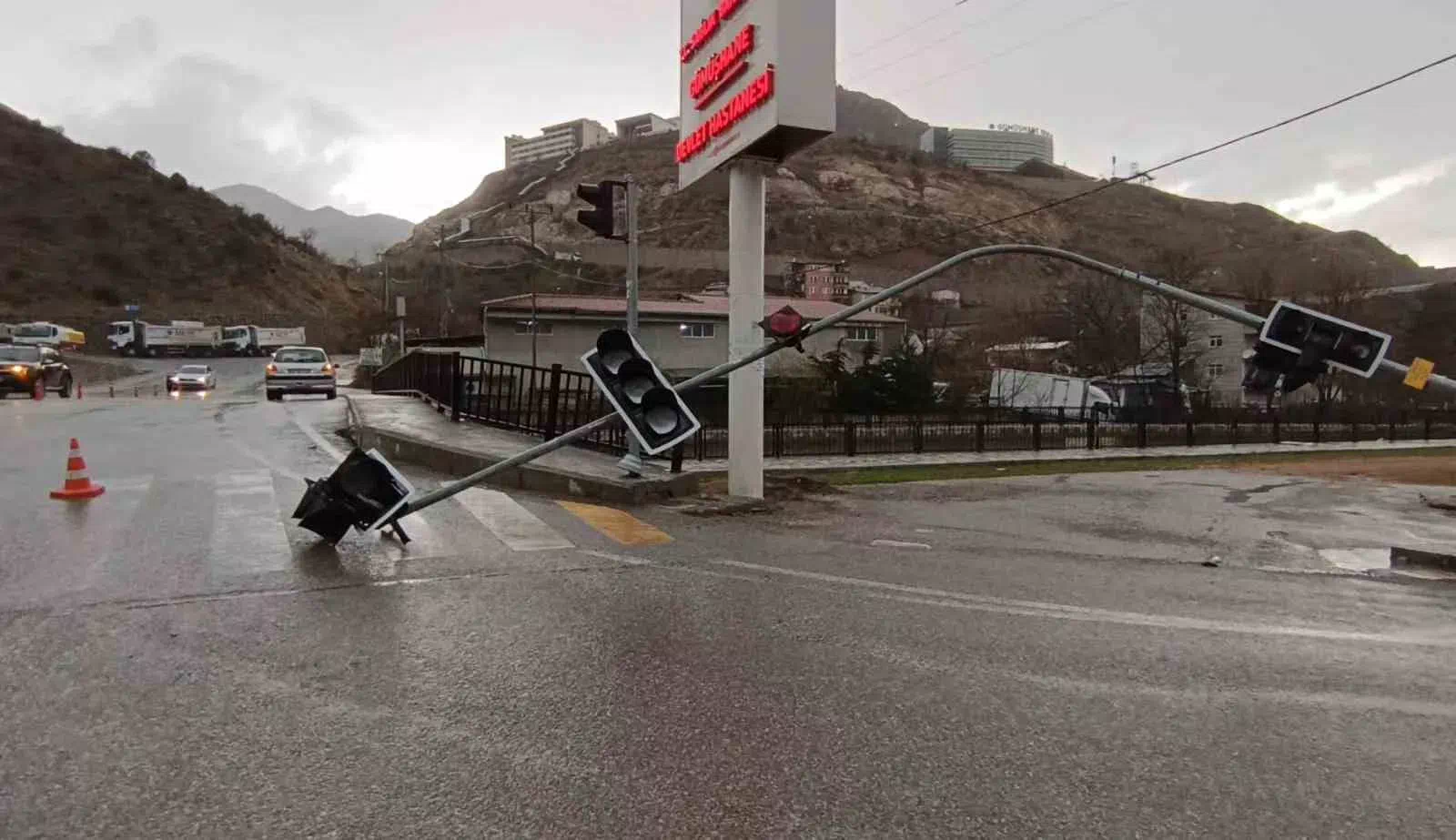 Gümüşhane’de şiddetli fırtına nedeniyle trafik ışıkları devrildi.
