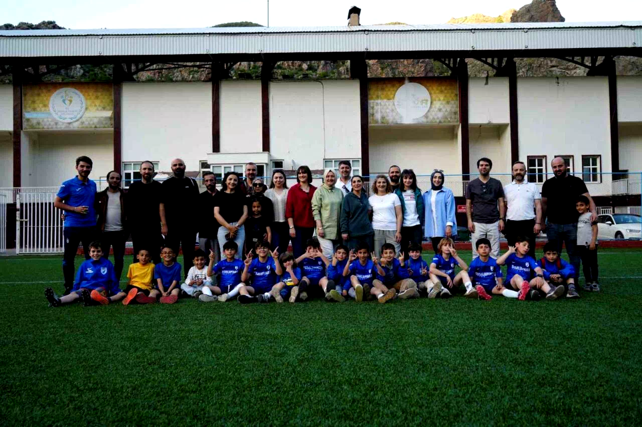 Gümüşhane’de tribünlere anne eli değiyor