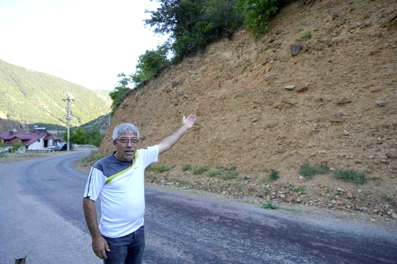 Gümüşhane’de vatandaşların tapulu arazileri toprak kaymaları nedeniyle her geçen gün küçülüyor