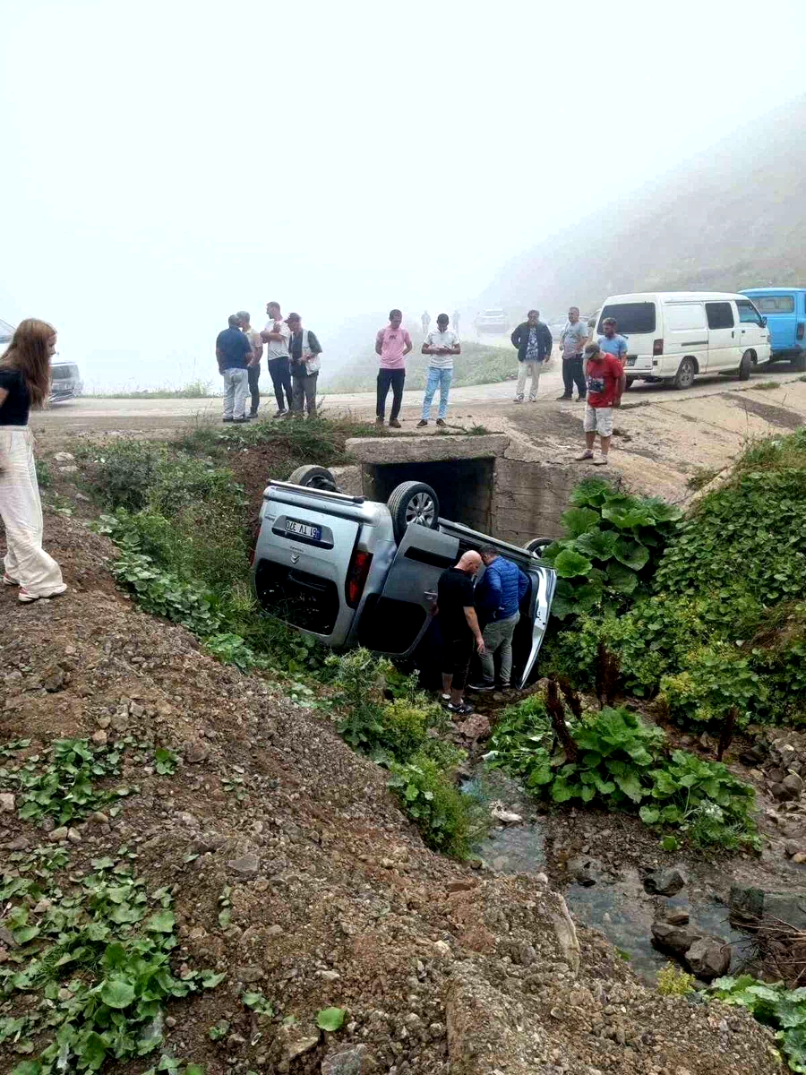 Gümüşhane’de yayla yolunda hafif ticari araç menfeze devrildi: 4 yaralı