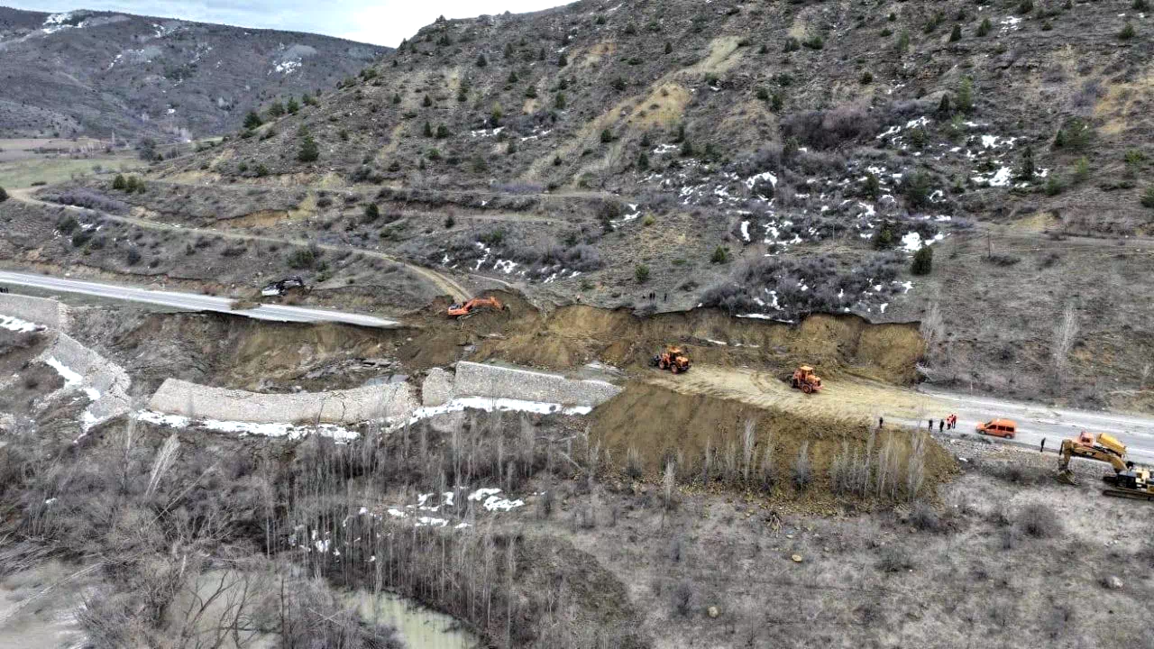 Gümüşhane-Erzincan karayolundaki heyelan bölgesinde çalışmalar sürüyor