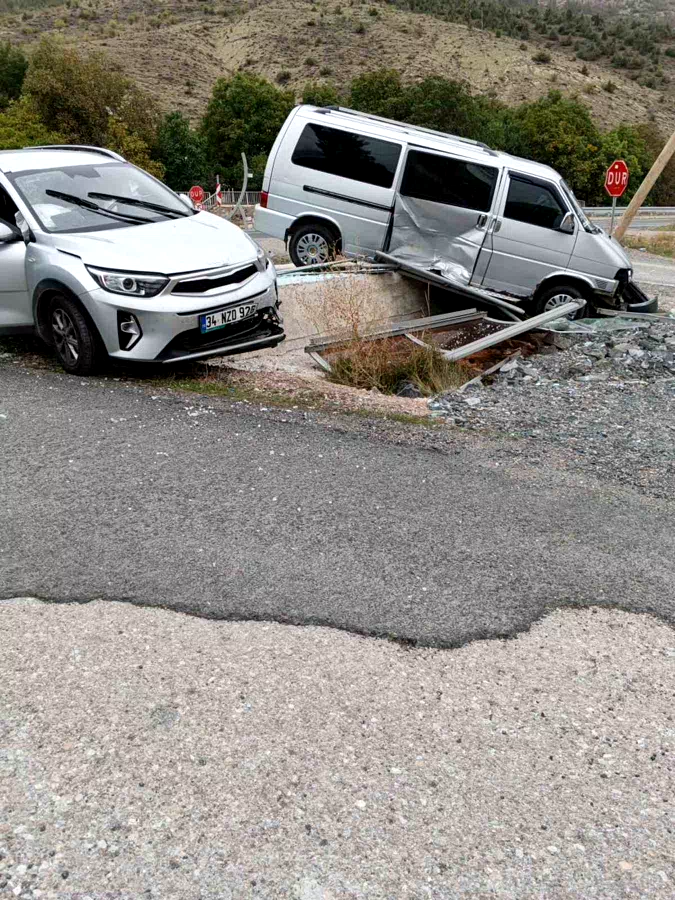 Gümüşhane’de minibüs ile otomobil çarpıştı: 4 yaralı