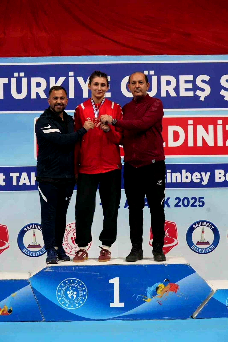 Güreşte Elmira Yasin Türkiye Şampiyonu oldu