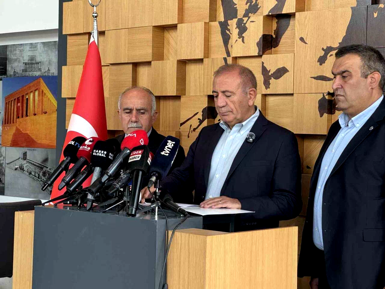 Gürsel Tekin’den Özgür Özel’e: “Arkadaşlarımızın tutuklu olmalarına sebep olanlarla ilgili işlem yapmalarını beklerdim”