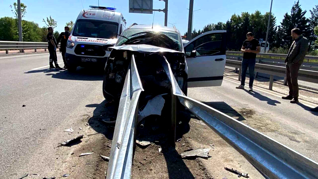 Hafif ticari araç bariyere saplandı