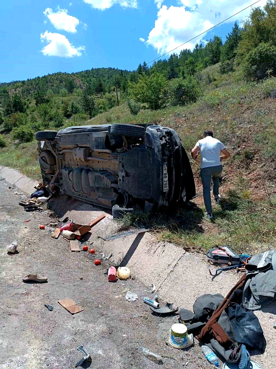 Hafif ticari araç menfeze çarpıp takla attı: 3 yaralı