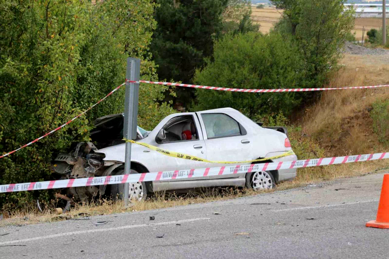 Hafriyat kamyonuyla çarpışan otomobildeki 15 yaşındaki çocuk öldü, babası ağır yaralandı