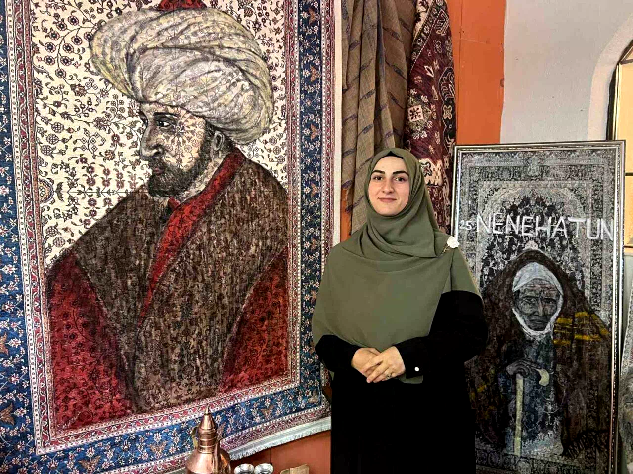 Halıların üzerine tarihi şahsiyetleri çiziyor